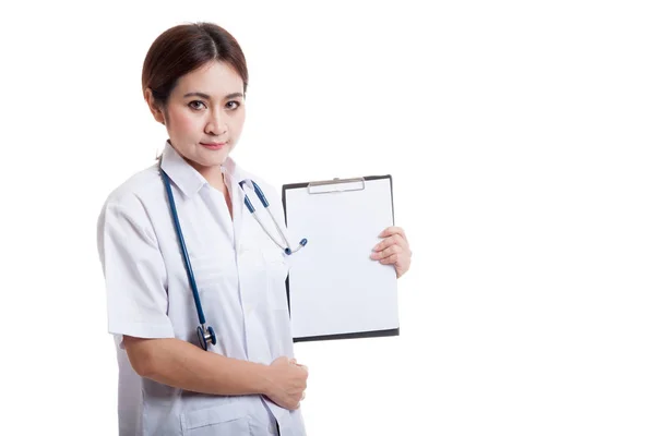 Młodych azjatyckich kobiet lekarza trzymaj schowka. — Zdjęcie stockowe