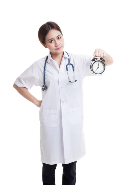 Mladé asijské ženského lékaře šťastný Ukázat hodiny. — Stock fotografie