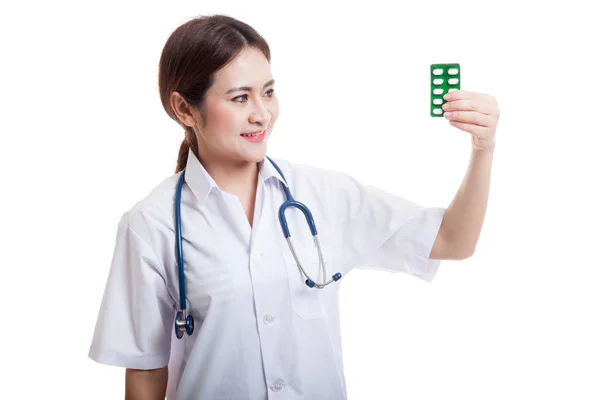 Jeune asiatique femme médecin regarder Plaquette thermoformée de comprimés . — Photo