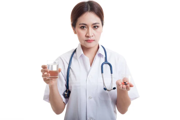 Junge asiatische Ärztin mit Wasser und Medizin. — Stockfoto