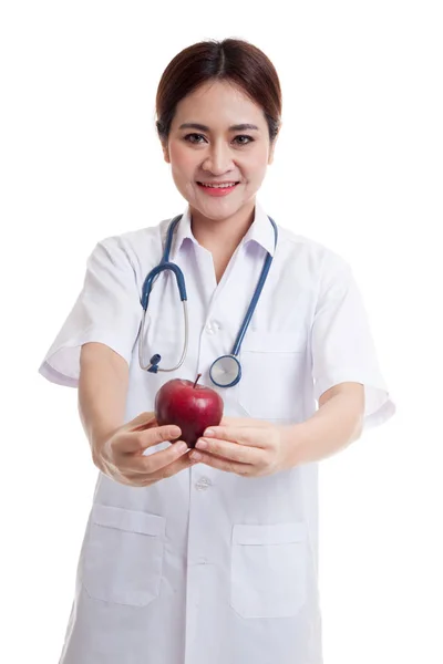 Unga asiatiska kvinnliga läkare visar ett äpple. — Stockfoto