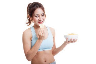 Güzel Asyalı sağlıklı kız yemek patates cipsi.