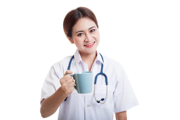 Young Asian female doctor hold a mug and smile. — Stock Photo, Image