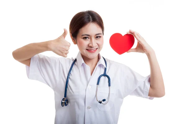 Jonge Aziatische vrouwelijke arts Toon duimen omhoog met rood hart. — Stockfoto