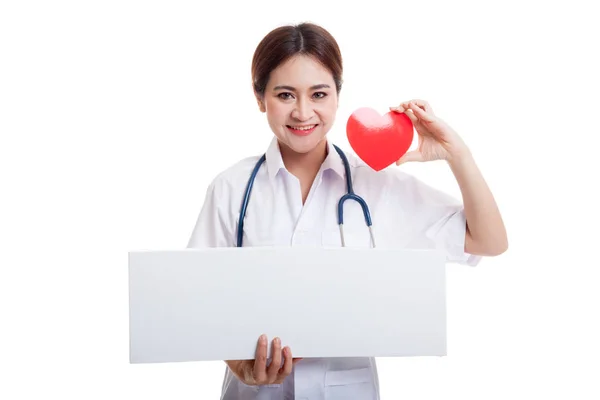 Giovane medico femminile asiatico con cuore rosso e appunti vuoti . — Foto Stock