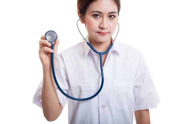 年轻的亚洲女医生用听诊器. — 图库照片