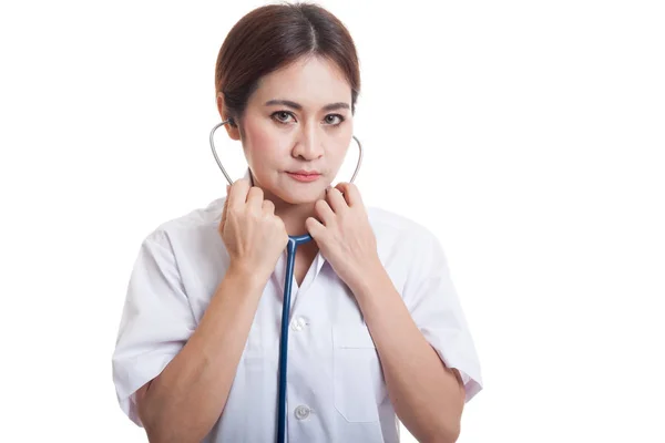 亚洲年轻的女医生举行听诊器. — 图库照片