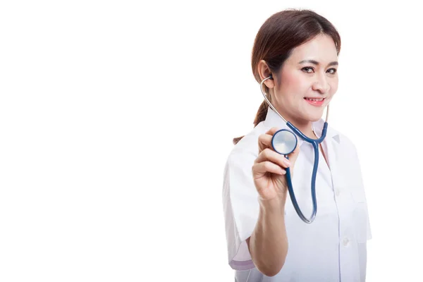 Mladá asijská ženské doktor s stetoskop. — Stock fotografie