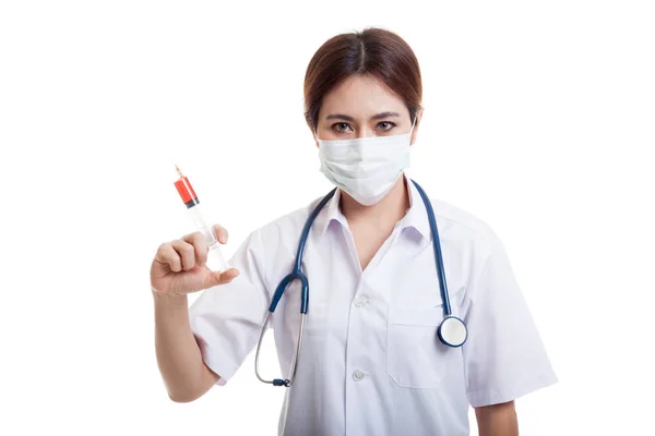 Young Asian female doctor with mask hold syringe. — Stock Photo, Image