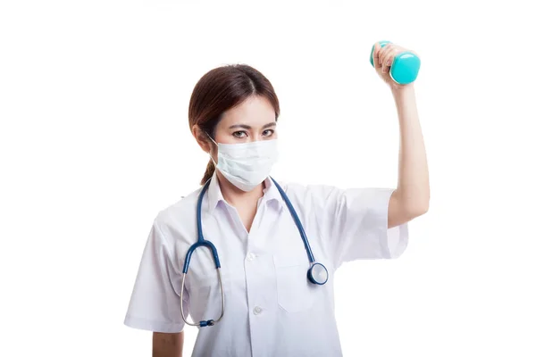 Unga asiatiska kvinnliga läkare slitage mask med hantel. — Stockfoto