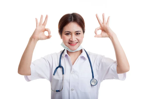 Genç Asyalı kadın doktor göstermek iki Ok işareti. — Stok fotoğraf