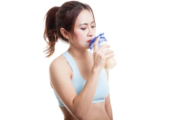 Hermosa chica sana asiática bebiendo proteína de suero . — Foto de Stock