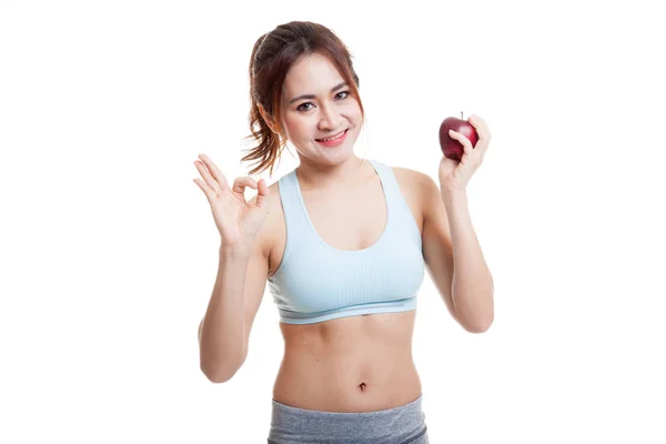 Красивая азиатская здоровая девушка показать ОК знак с яблоком . — стоковое фото