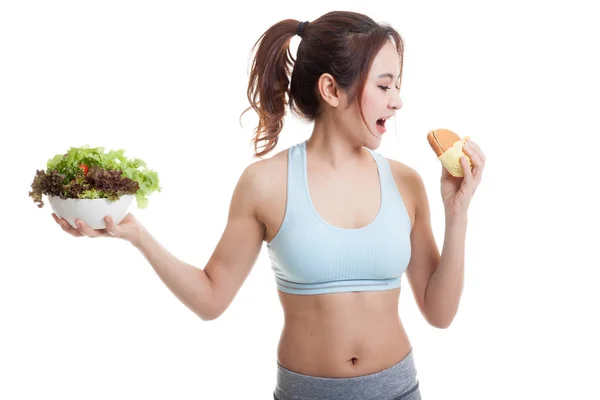 Mooie Aziatische gezond meisje met salade en hamburger. — Stockfoto