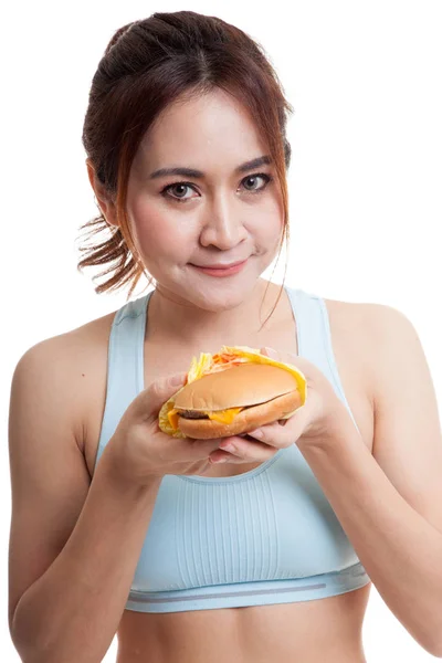 Mooie Aziatische gezond meisje geniet van eten hamburger. — Stockfoto