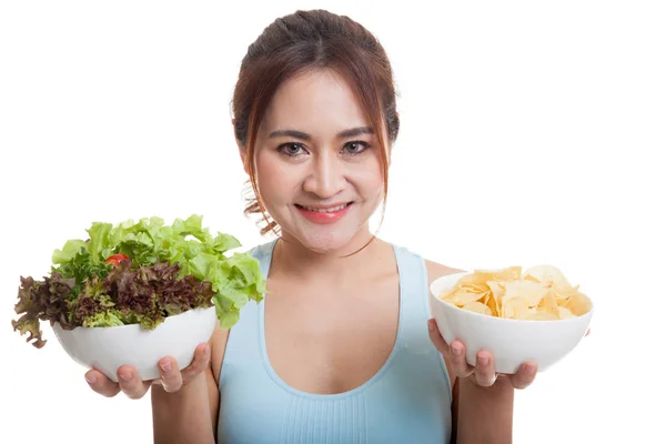 Güzel Asyalı sağlıklı kız salata ve patates cipsi. — Stok fotoğraf