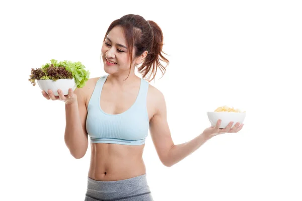 Hermosa chica asiática saludable ensalada y patatas fritas . — Foto de Stock