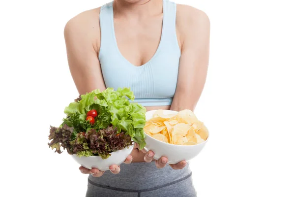 Close up Ensalada de chica sana asiática y papas fritas . — Foto de Stock