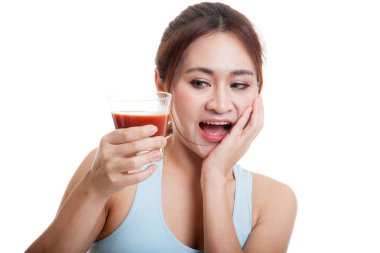 Domates suyu gibi sağlıklı güzel Asyalı kız.