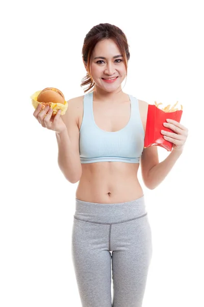 Hermosa chica sana asiática con papas fritas y hamburguesa . — Foto de Stock