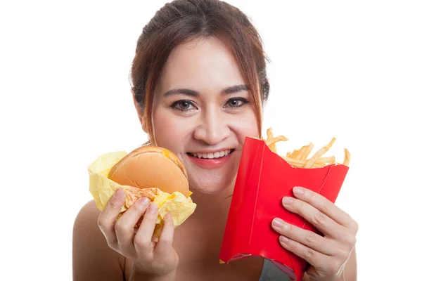 Schöne asiatische gesunde Mädchen mit Pommes und Hamburger. — Stockfoto