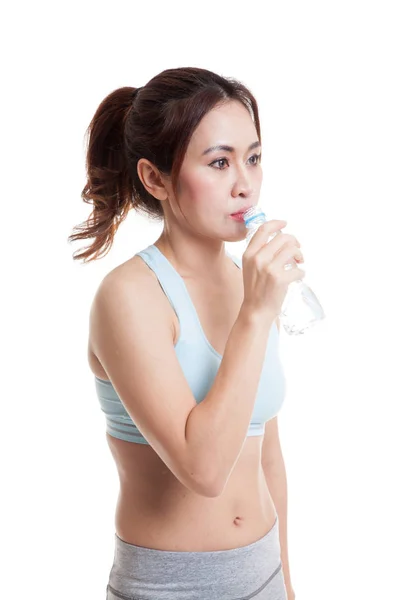 Hermosa chica sana asiática con botella de agua potable . — Foto de Stock