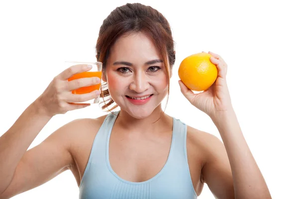 Hermosa chica sana asiática con jugo de naranja y fruta de naranja . — Foto de Stock