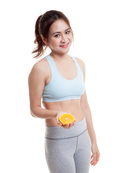 Hermosa chica sana asiática con fruta naranja . — Foto de Stock
