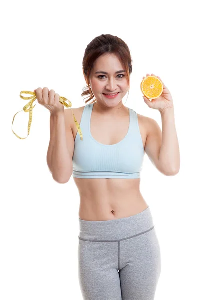 Menina asiática saudável na dieta com frutas laranja e fita métrica . — Fotografia de Stock