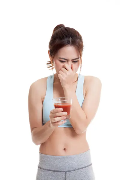 Bello sano asiatico ragazza odio pomodoro succo . — Foto Stock