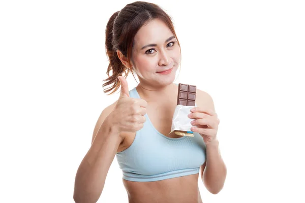 Здоровая азиатская девочка наелась шоколада . — стоковое фото