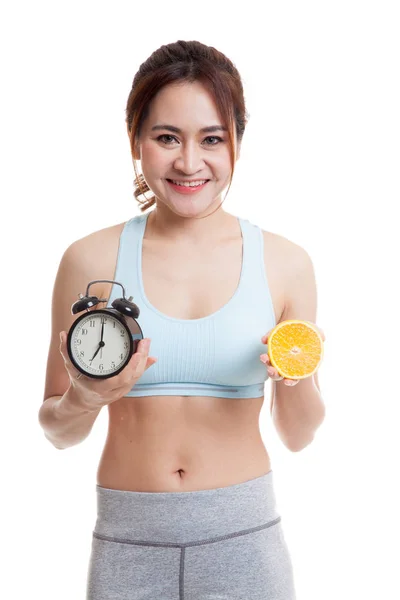 Belle asiatique fille en bonne santé avec orange et horloge . — Photo