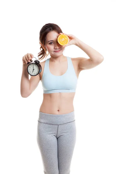 Hermosa chica sana asiática con naranja y reloj . — Foto de Stock