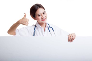Genç Asyalı kadın doktor sırıtmak başparmak boş beyaz BIL