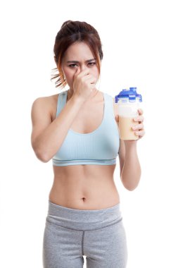 Güzel Asyalı sağlıklı kız nefret peynir altı suyu protein koku.