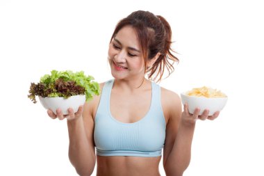 Güzel Asyalı sağlıklı kız salata ve patates cipsi.