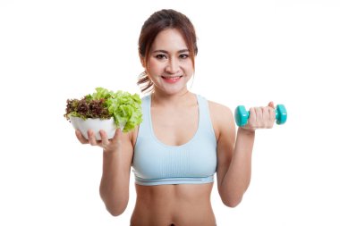 Güzel Asyalı sağlıklı kız dumbbell ve salata ile.