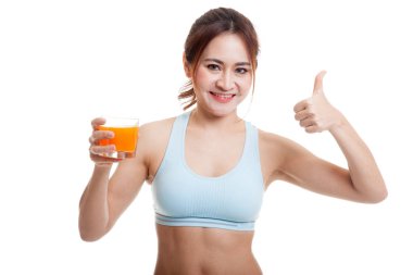 Güzel Asyalı sağlıklı kız portakal suyu başparmak içme.