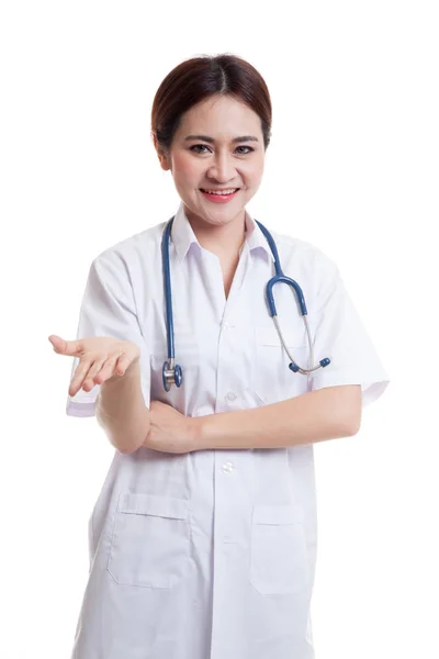 Asijské mladý ženský lékař úsměv Ukázat jí ruku. — Stock fotografie