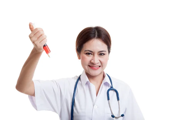 Crazy ung asiatiska kvinnliga läkare håller en spruta. — Stockfoto