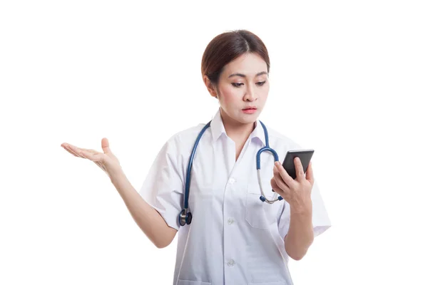 Asiático jovem médico mulher chateado com telefone móvel . — Fotografia de Stock