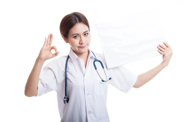 年轻的亚洲女性医生显示一个空白的标志和 Ok 的手势. — 图库照片