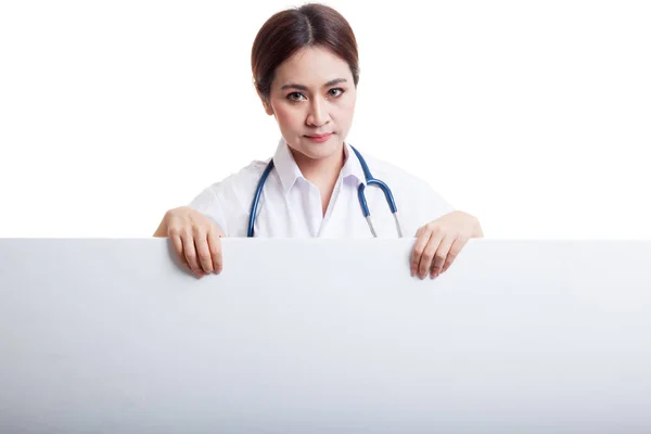 Młodych azjatyckich kobiet lekarza wyświetlane kciuki za puste bil biały — Zdjęcie stockowe