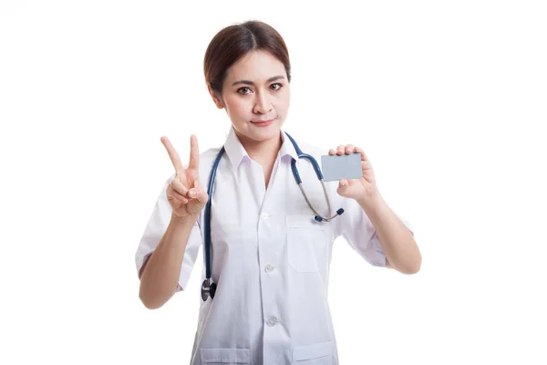 Asiática jovem médico mostrar sinal de vitória com cartão em branco . — Fotografia de Stock