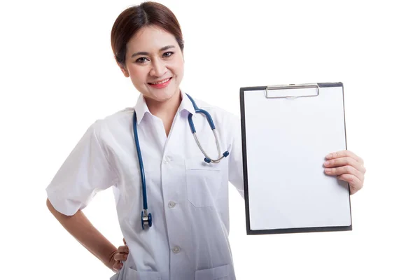 Young Asian female doctor show a blank clipboard. — Stock Photo, Image
