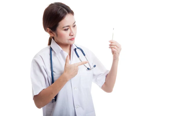 Nahaufnahme junge asiatische Ärztin mit Thermometer. — Stockfoto