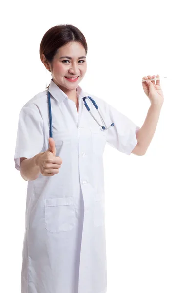 Unga asiatiska kvinnliga läkare tummen upp med termometer. — Stockfoto