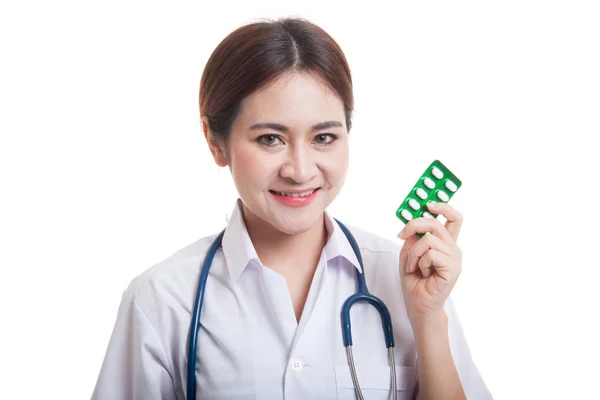 Jeune asiatique femme médecin sourire avec blister paquet de comprimés . — Photo