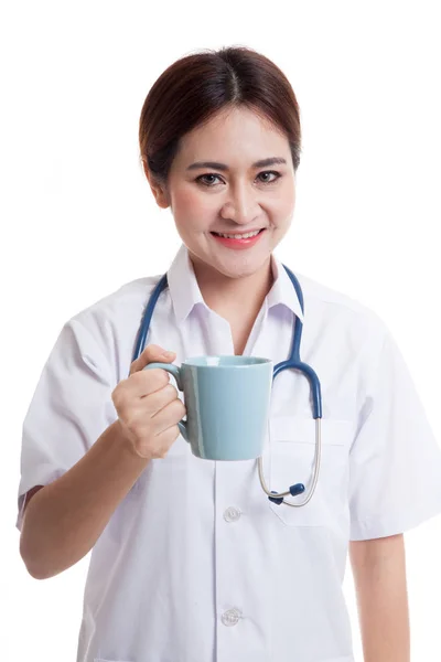 Jovem asiática médica segurar uma caneca e sorrir . — Fotografia de Stock