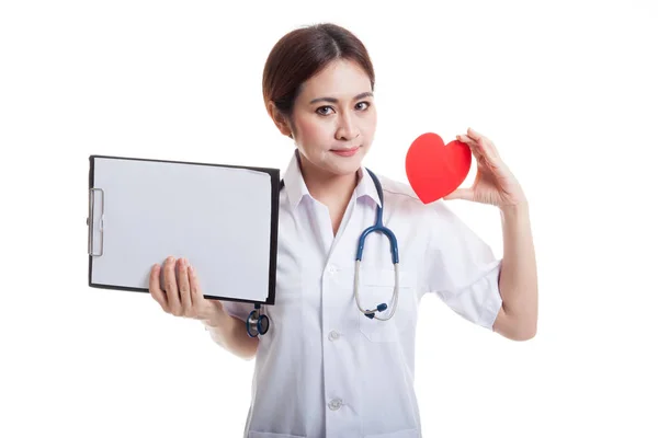 Giovane medico femminile asiatico con cuore rosso e appunti vuoti . — Foto Stock